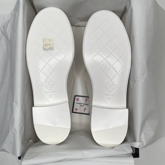 ❌❌ SOLD Chanel NIB Loafers White Leather Quilted Silver Turnlock CC Logo - Picture 10 of 12